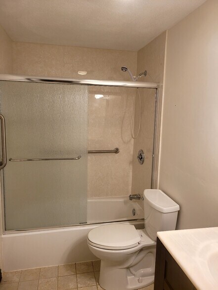 Building Photo - 65 Greentree Ln