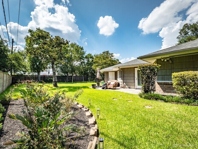 Building Photo - 8918 Link Ct