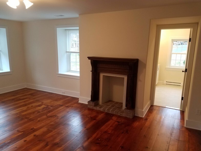 2nd suite bedroom - 2086 Kratz Station Rd