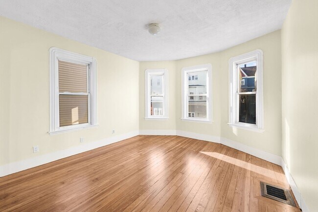 Building Photo - 427 Ferry St