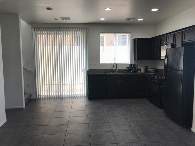 Building Photo - 3 bed/3 bath with Loft  2-story home 89115