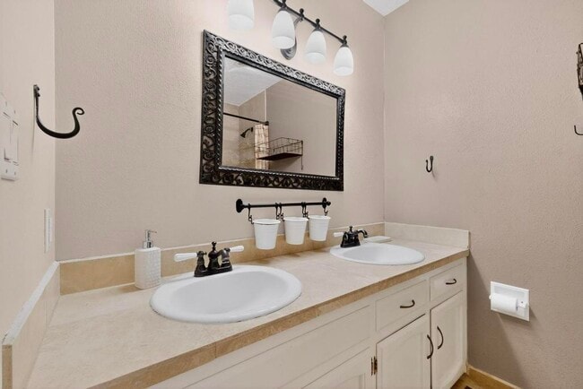 Building Photo - 717 Sagewood Ct SE