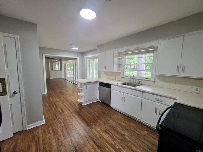 Building Photo - 2663 Ashlawn Dr