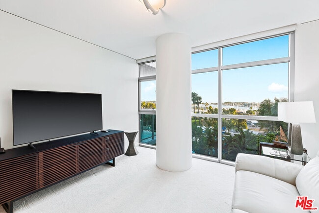 Building Photo - 13650 Marina Pointe Dr