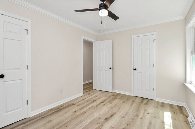 Building Photo - Brick Ranch w/Great Yard! Minutes From Upt...