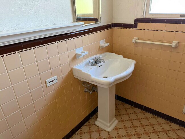 Building Photo - 327 E Rosewood Ave