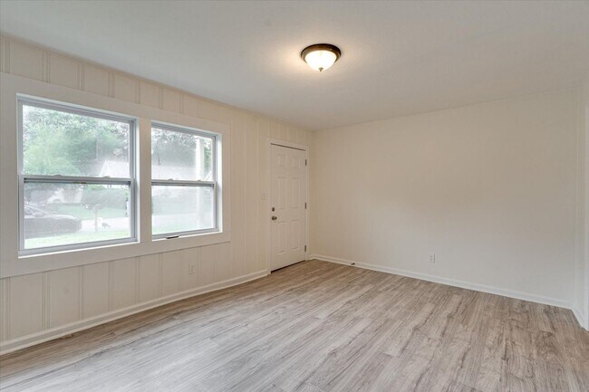 Building Photo - 105 S Howell Ave