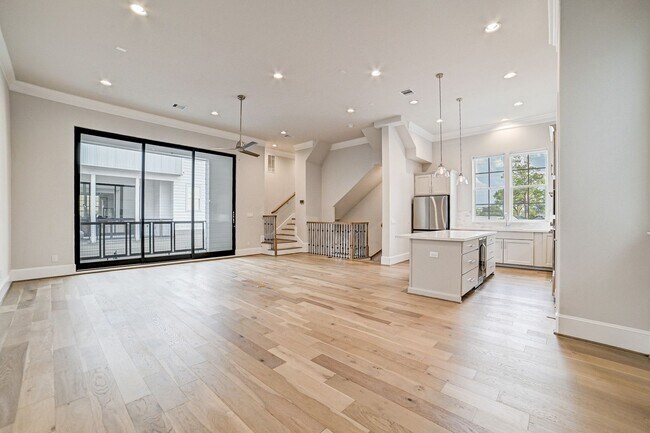 Building Photo - Stunning Modern Townhome in Central Location!