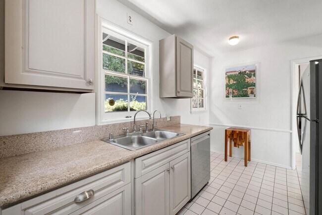 Building Photo - 2294 Mountain Oak Dr