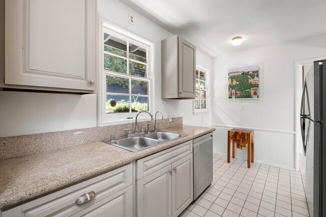 Building Photo - Fully Furnished: Mid-Century w/views of Griffith Observatory in the Hollywood Hills!