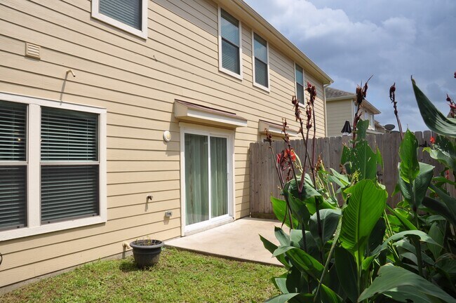 Building Photo - 16025 Summerville Lake Dr