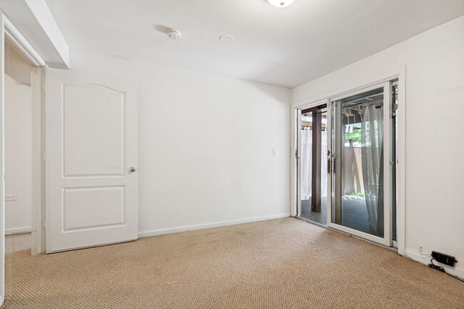 Building Photo - Really Cool, Spacious 3br Townhome with De...