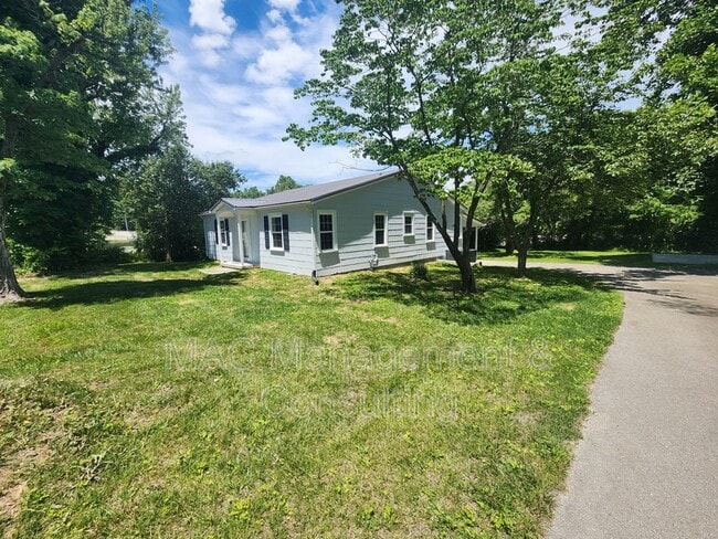 Building Photo - 1067 Crescent Dr