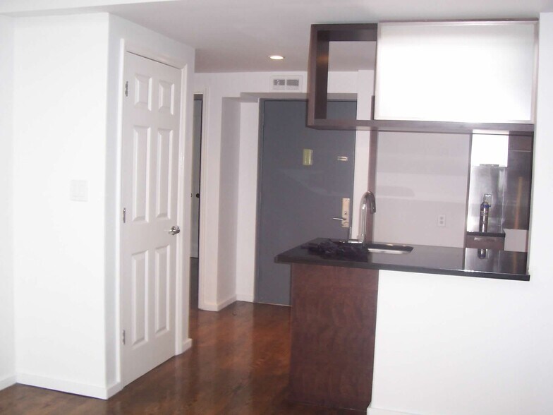 Building Photo - 42 Scholes St