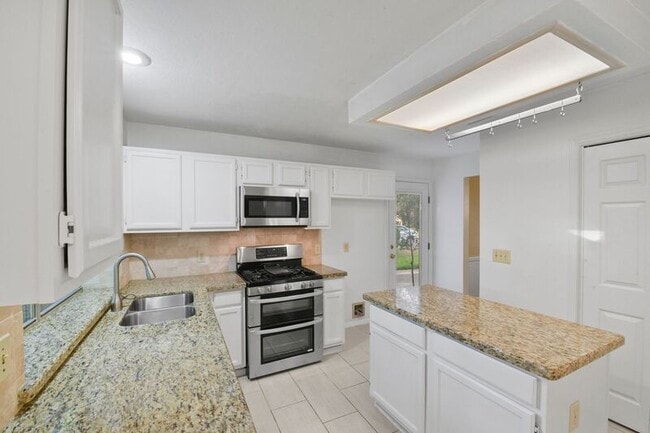 Building Photo - 9811 Arrowgrass Dr