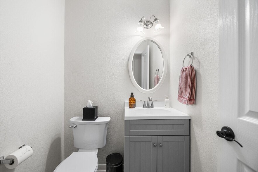 Building Photo - 13839 Bent Ridge Dr