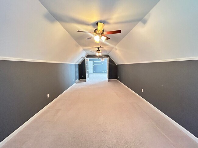 Building Photo - Beautiful Collierville home tucked away in...