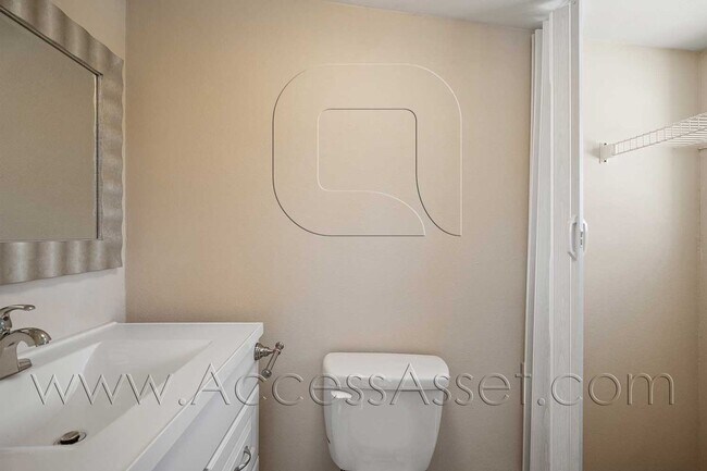 Building Photo - Charming 4 Bed/2.5 Bath Home With Spacious Backyard And Gated Entrance!