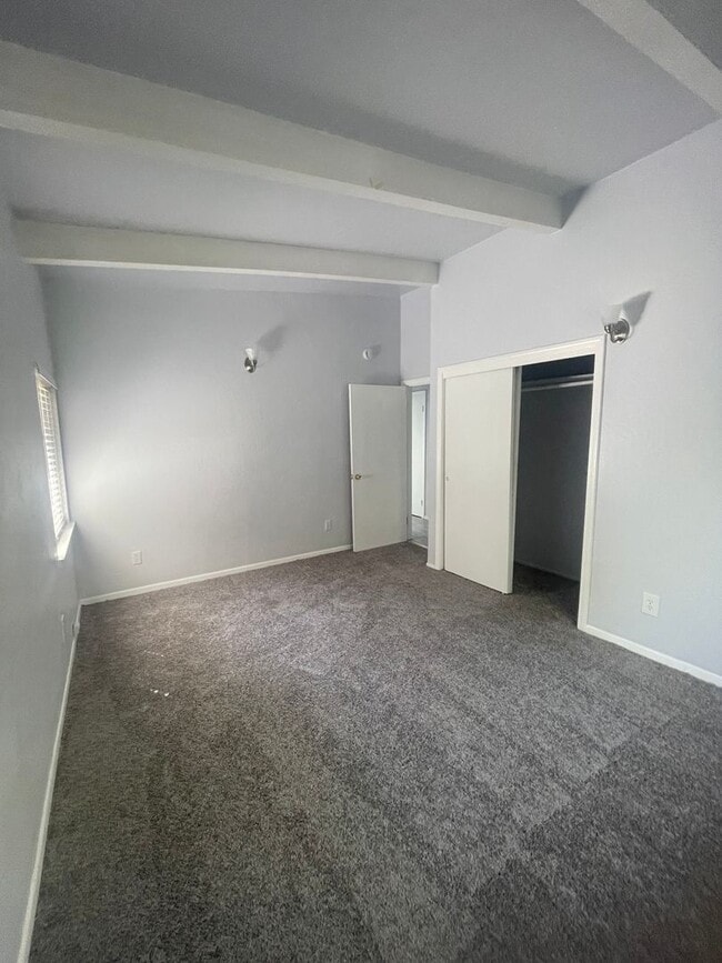 Building Photo - New renovated home