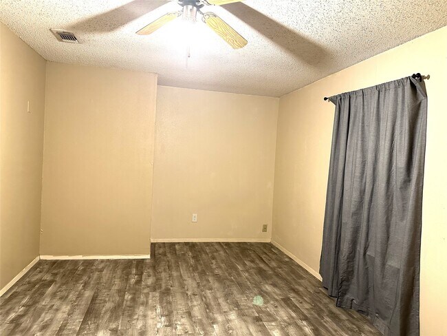 Building Photo - 614 Live Oak Dr