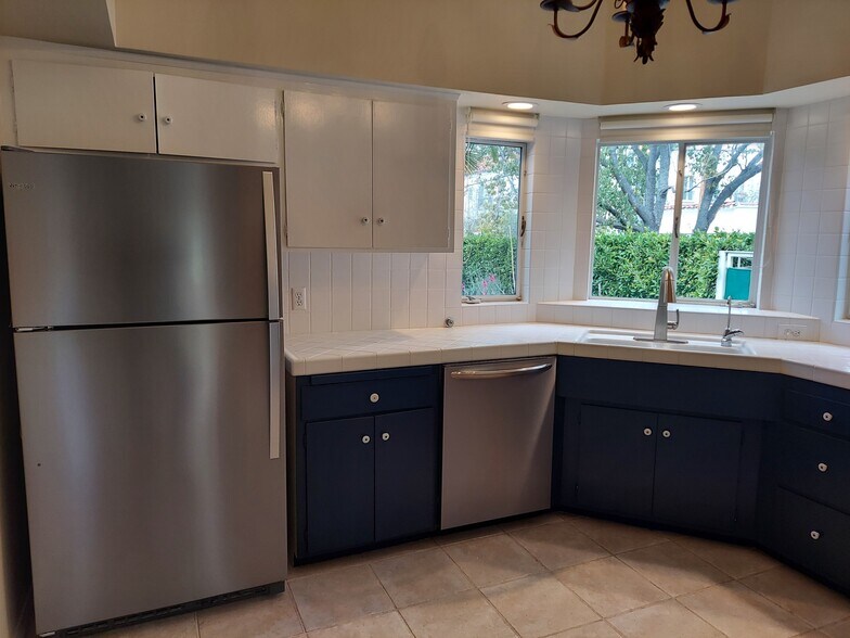 Building Photo - 755 N Harper Ave