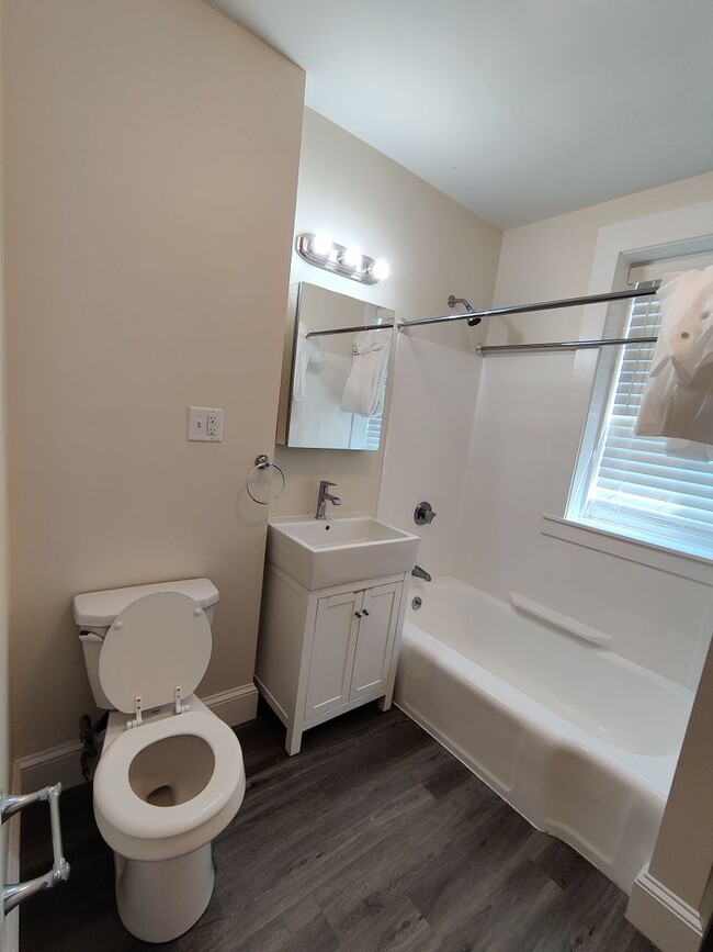 Building Photo - 2 Bedroom Split on Beacon St. No brokers F...