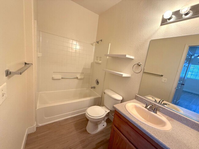 Building Photo - SPACIOUS 2BED/2BATH CONDO * FIRST FLOOR UNIT*