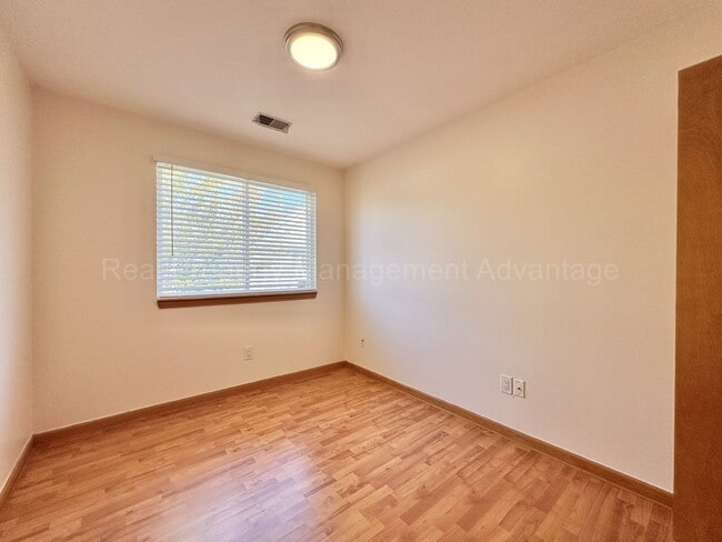 Building Photo - Spacious 2 Bed Condo with Attached Garage