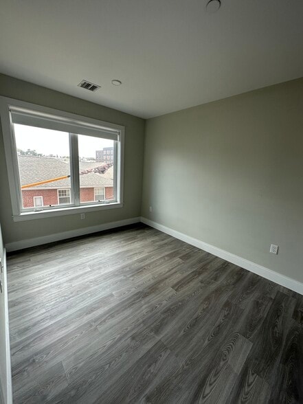 Building Photo - 206 Old Colony Ave