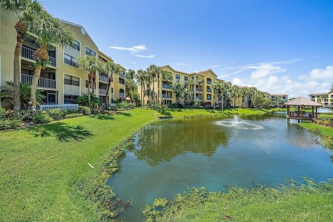 Building Photo - 700 Uno Lago Dr