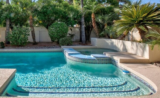 Building Photo - 5 bed 3 bath, 3500 sft in Tempe with pool