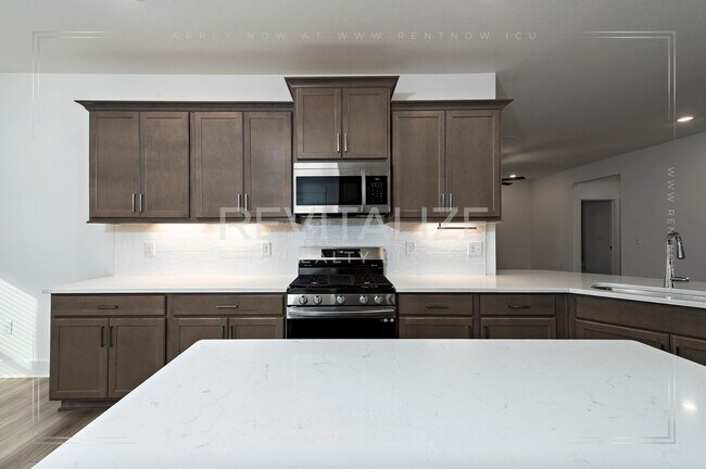 Building Photo - Charming Gold Fortified Home in Live Oak E...