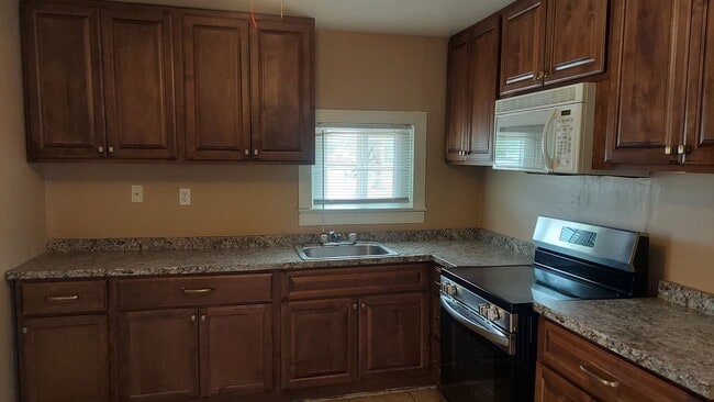 Building Photo - ADORABLE LAVEEN BUNGALOW!