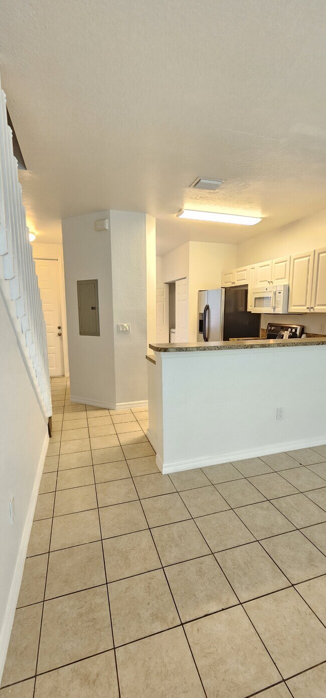 Building Photo - 1935 Gardenia Ct