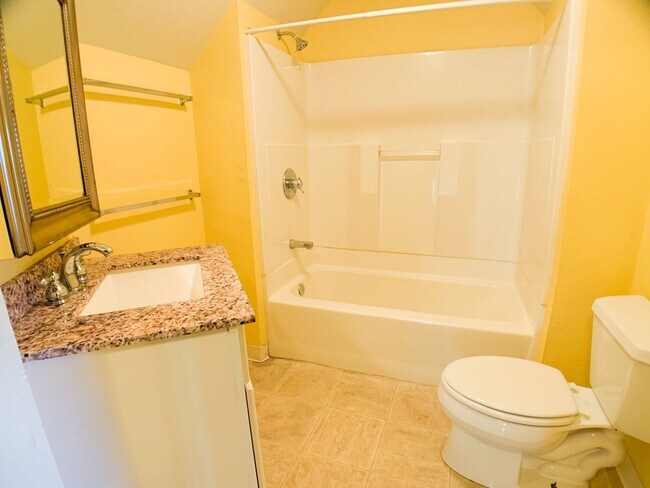 Building Photo - Adorable 3bdrm Home in Great Neighborhood! Lovely Yard!