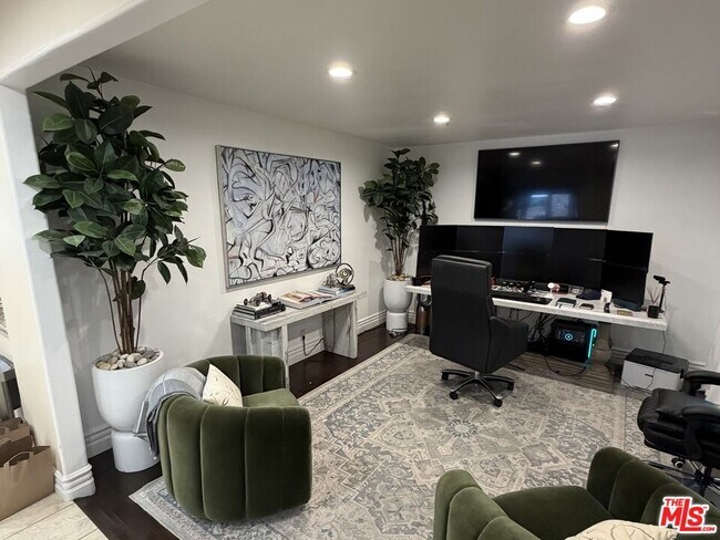 Building Photo - 1727 San Ysidro Dr