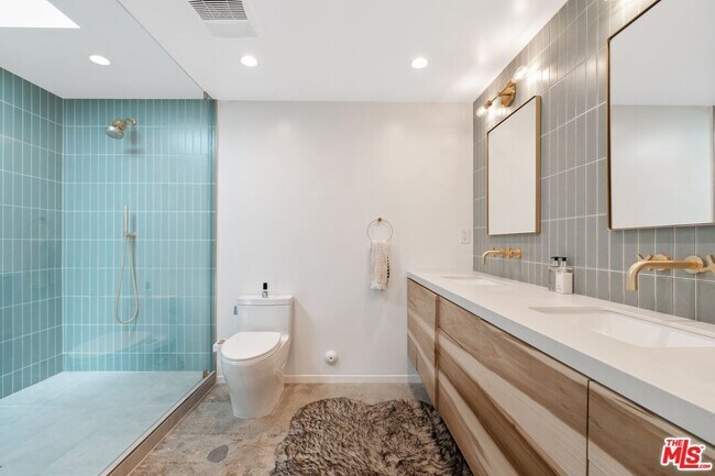 Building Photo - 2820 Nichols Canyon Pl