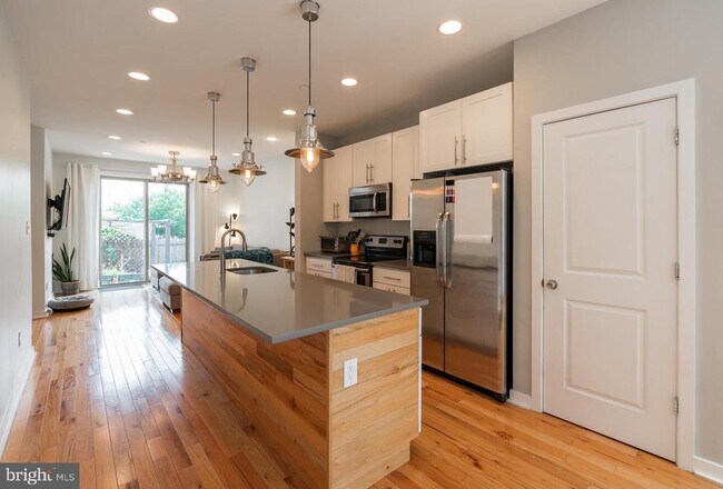 Building Photo - 2029 E Huntingdon St