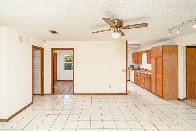 Building Photo - 328 Linden Rd
