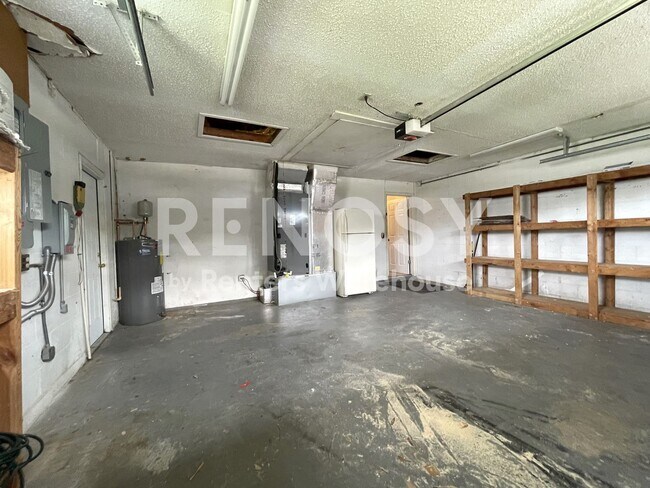 Building Photo - Largo - 4 Bed/2 Bath Single Family Home with Fenced Yard