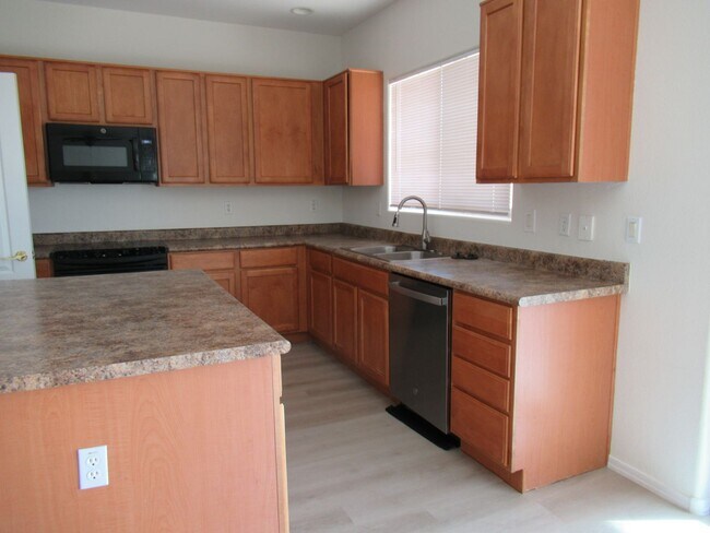 Building Photo - 4 Bedroom / 3.5 Bath Chandler Home in Gated Lake Community!