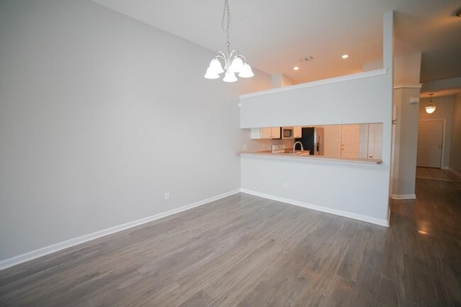 Building Photo - 1060 Kingdom Dr
