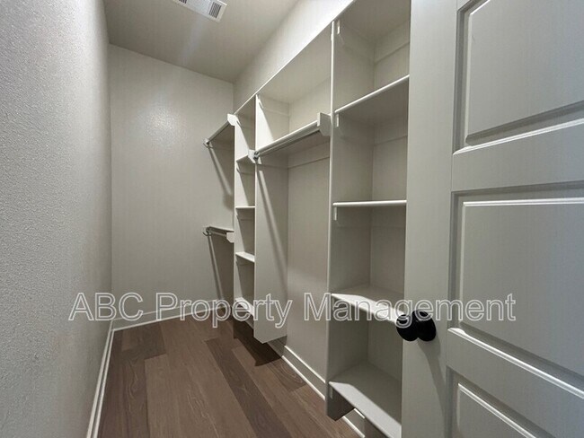 Building Photo - 3305 SW Hillstone Ave