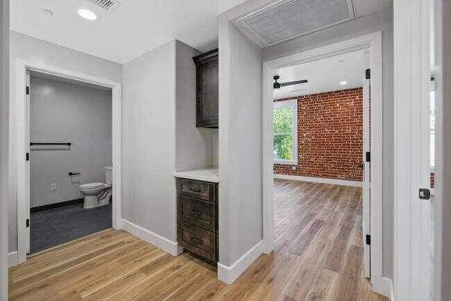 Building Photo - 147 S K St