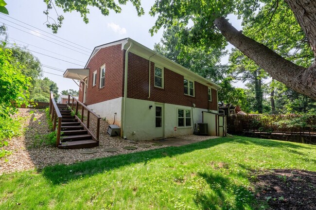 Building Photo - 421 Moseley Dr