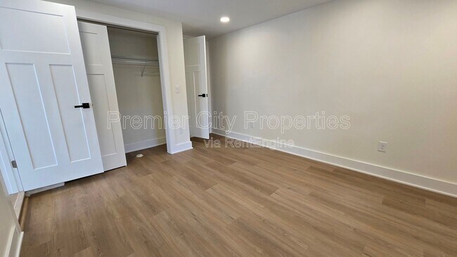 Building Photo - 240 Mcgregor Ave