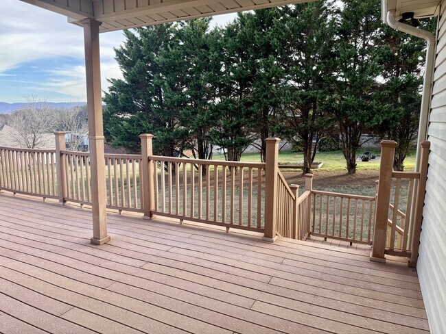 Building Photo - 421 Amberland Ln