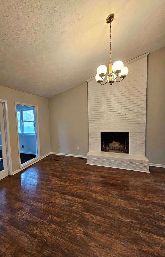 Building Photo - Charming & Spacious 3-Bed, 2-Bath Home in ...