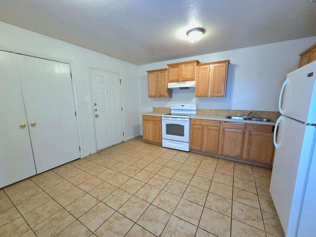 Building Photo - AVAILABLE NOW! (SECTION 8 ACCEPTED)