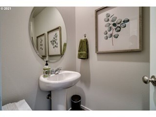 Building Photo - 3 Bed 2.5 Bath Home in Vancouver! Stainles...